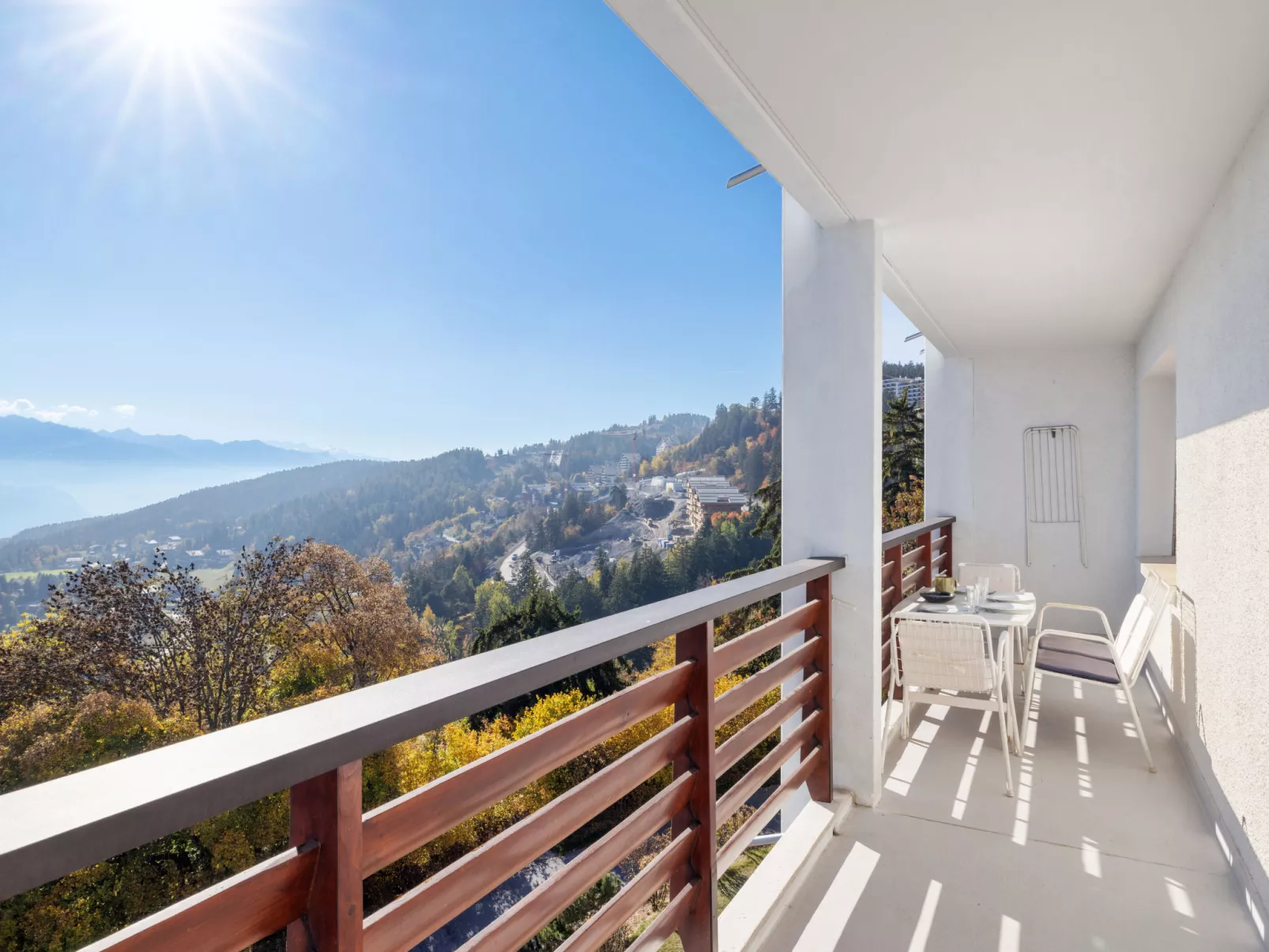 Armorial Est 72-Buiten