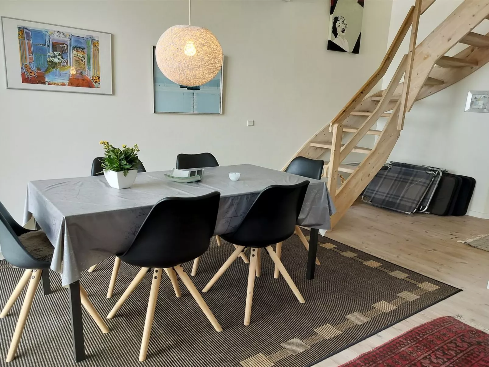 "Line" - 10m from the sea-Binnen