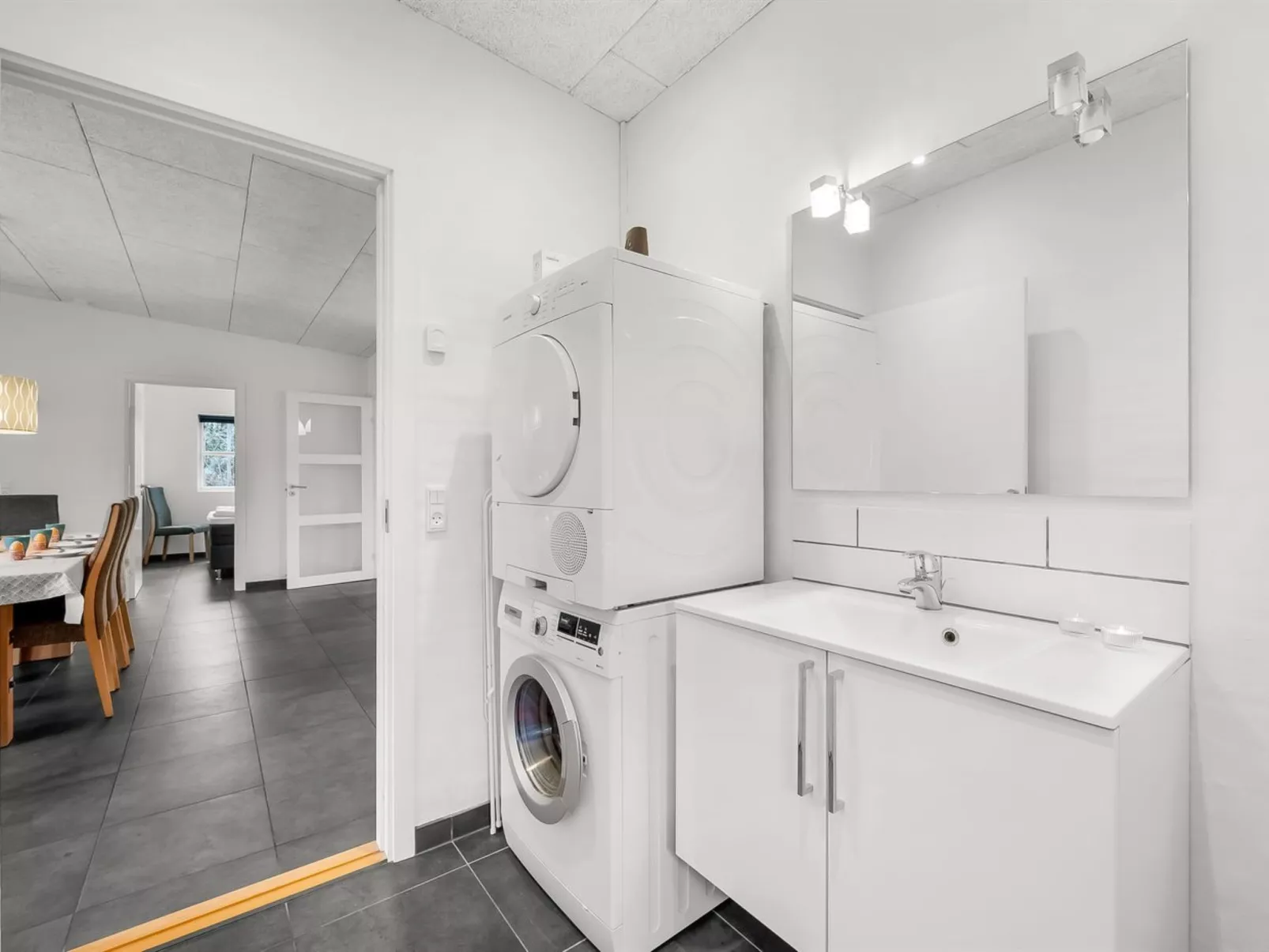 "Jarven" - 500m to the fjord-Binnen