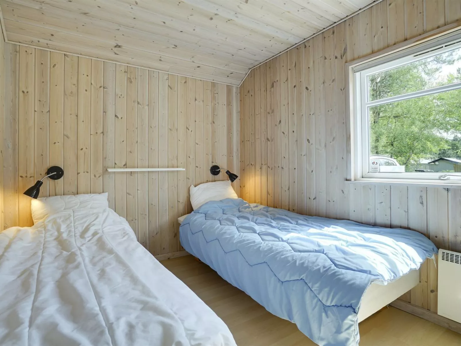 "Hughe" - 300m from the sea-Binnen