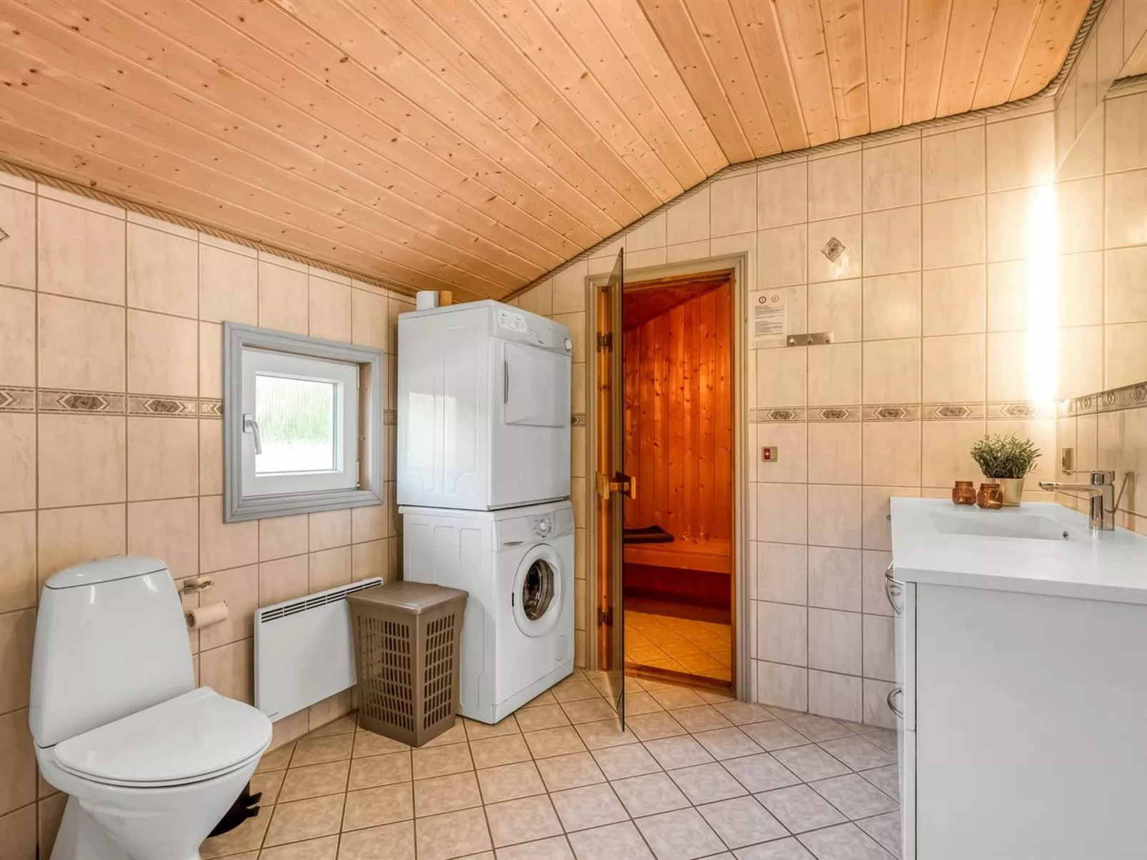 "Robertha" - 800m to the fjord-Binnen