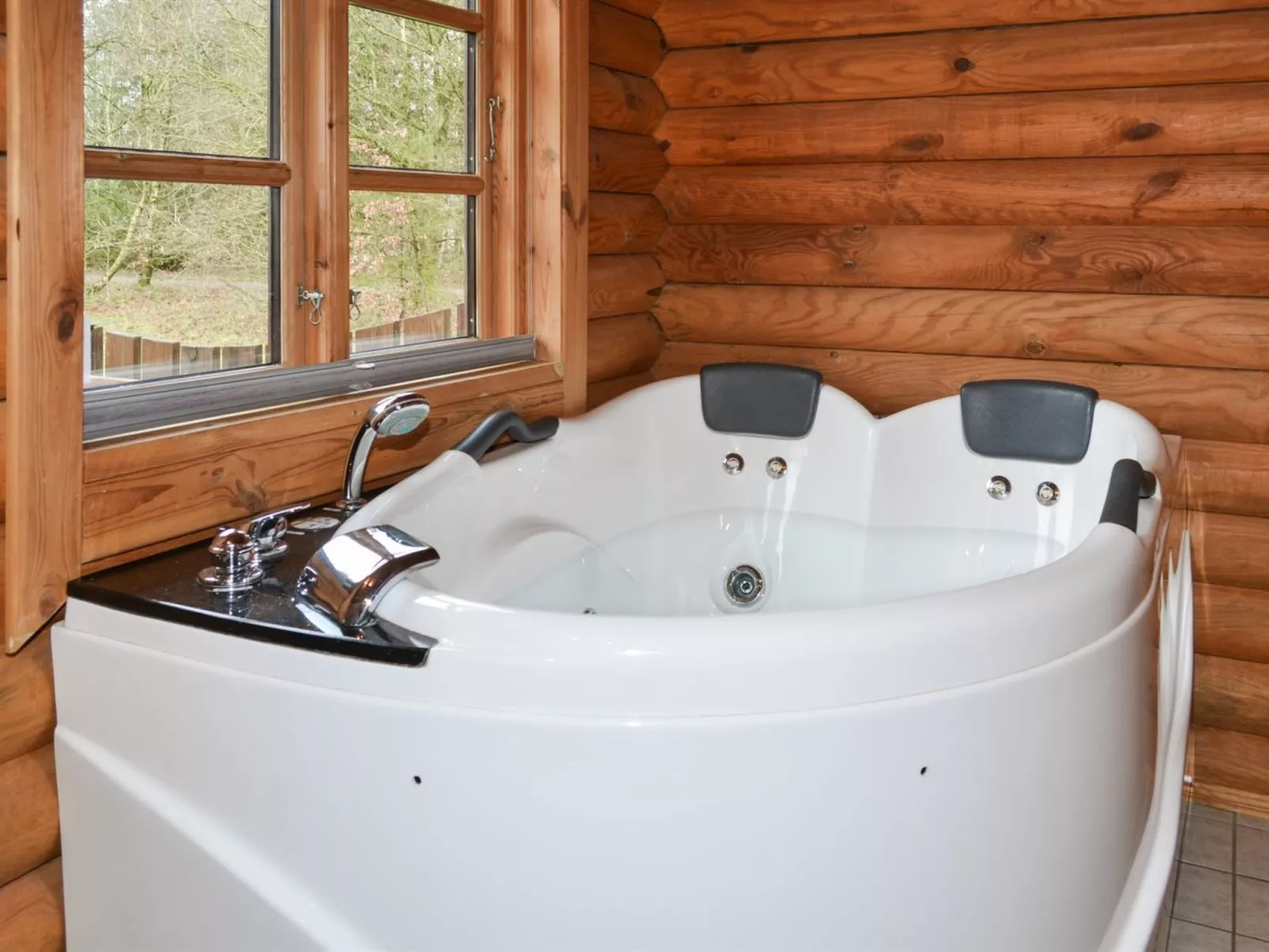 "Frederica" - 30km from the sea-Binnen