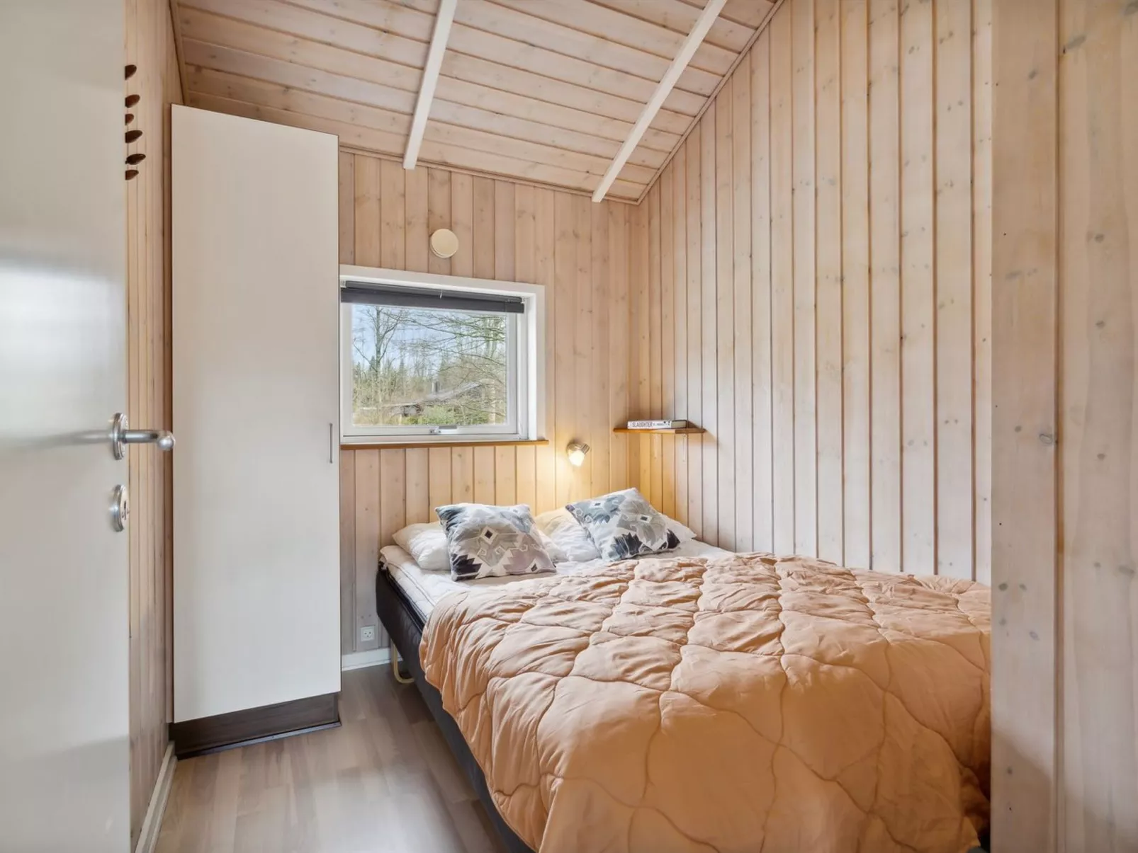 "Elif" - 30km from the sea-Binnen