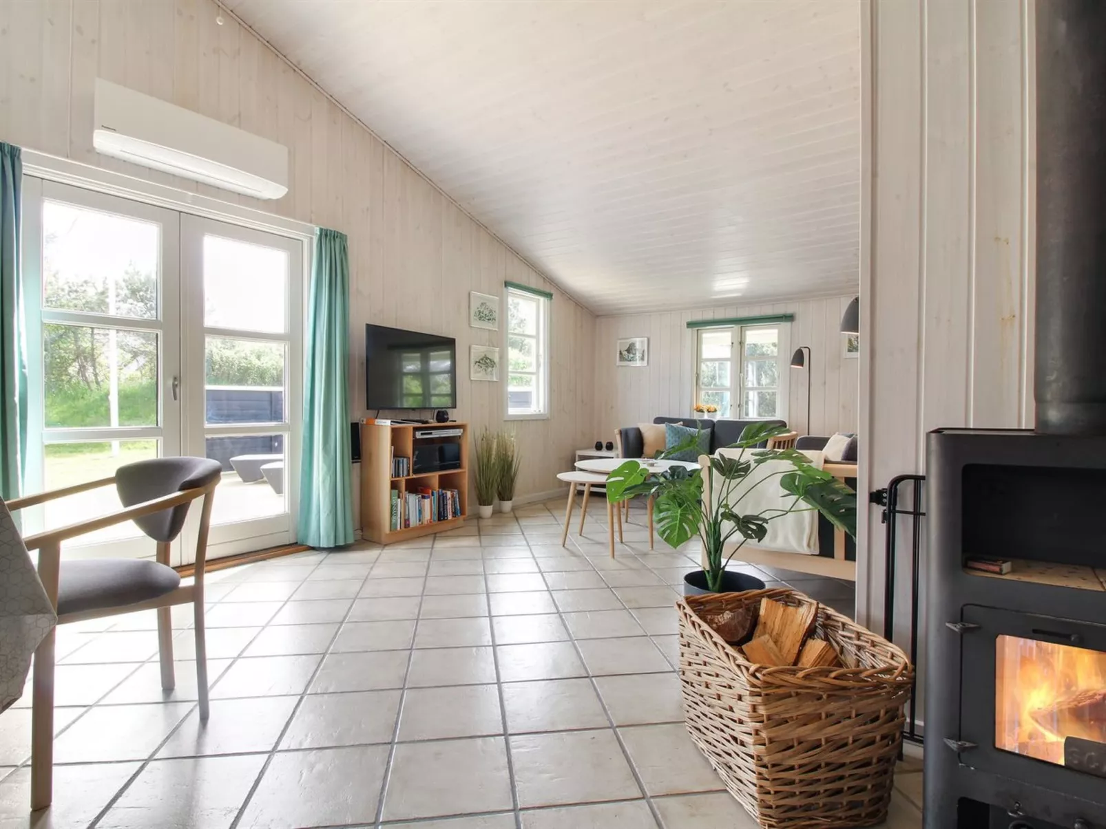 "Hillmari" - 200m from the sea-Binnen