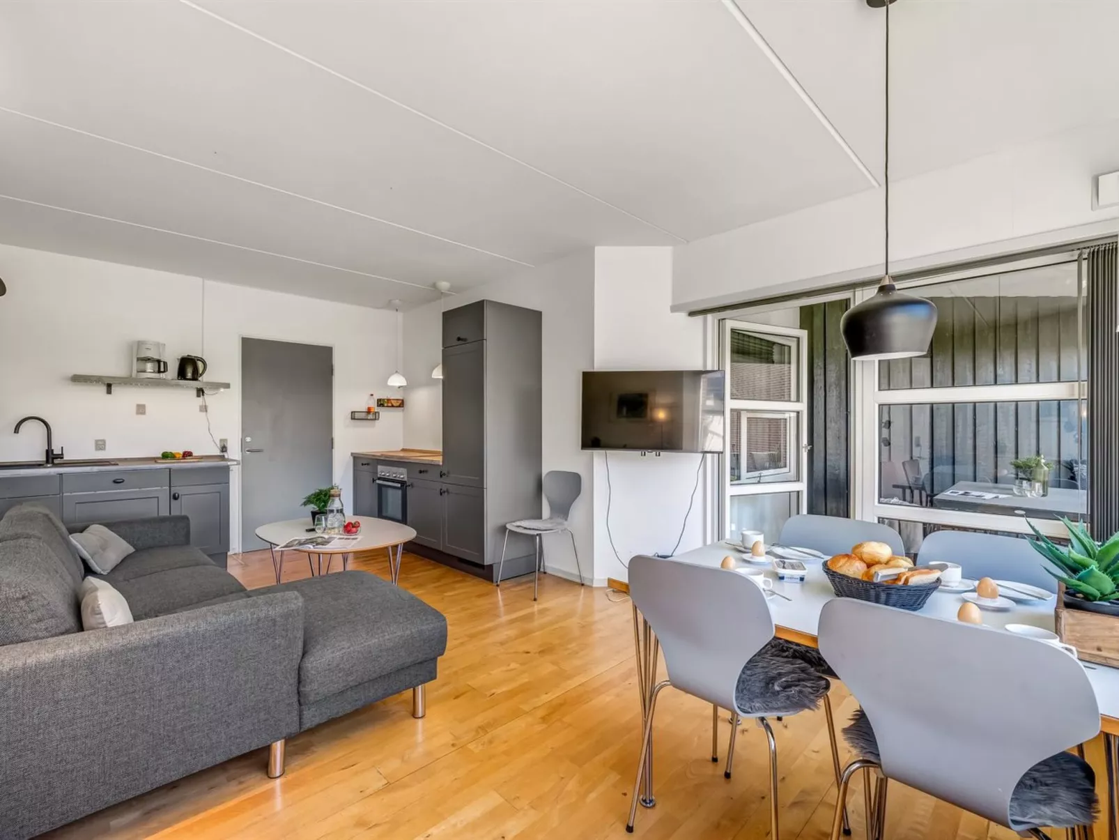 "Akai" - 100m from the sea - Binnen