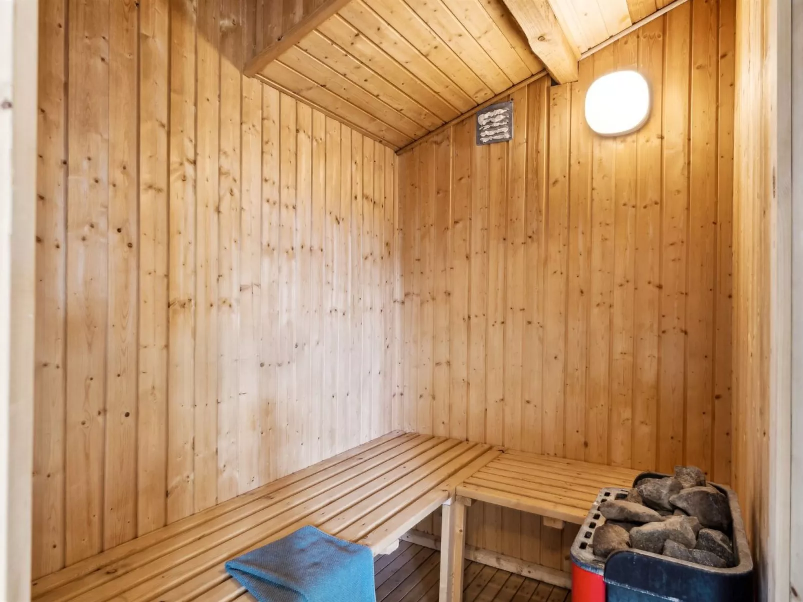 "Amiira" - 500m from the sea-Binnen