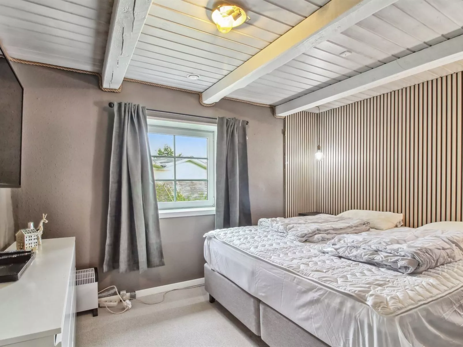 "Law" - 400m from the sea-Binnen