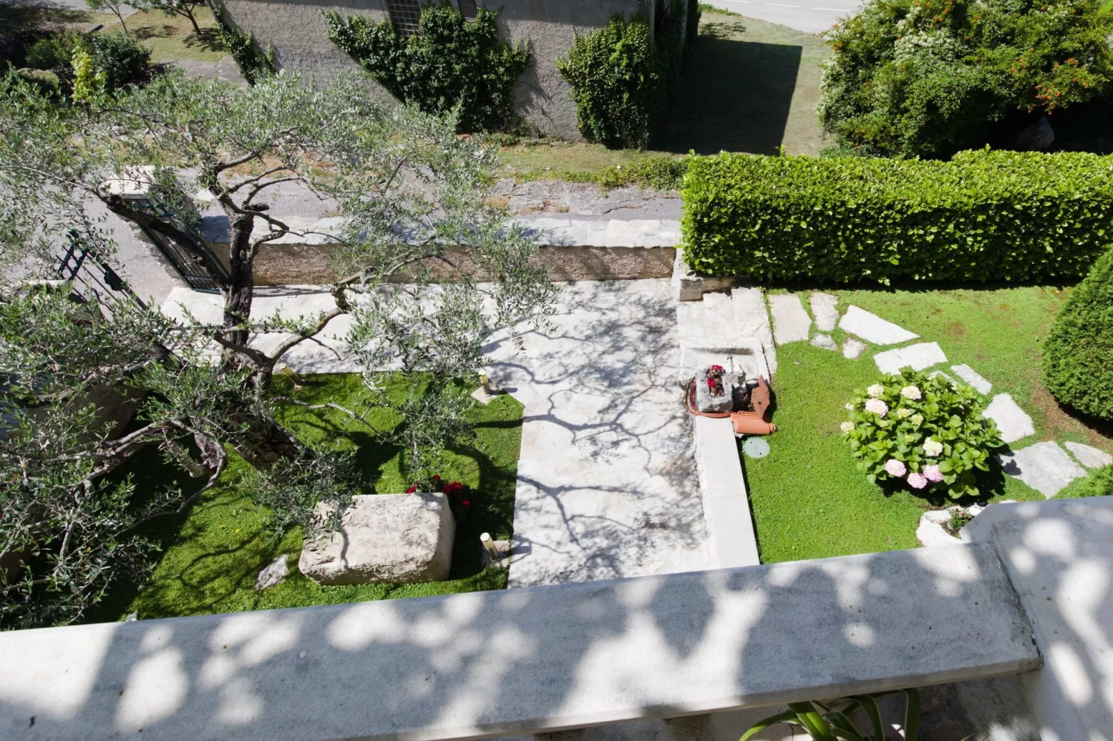 Villa Falcon Rook - Four-Bedroom Villa with Terrace and Swimming Pool-Tuinen zomer