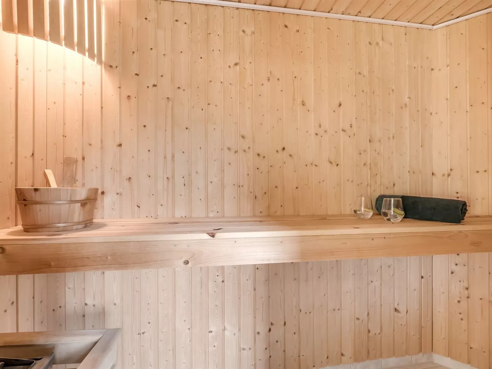 "Jarmunrek" - 400m to the fjord-Binnen