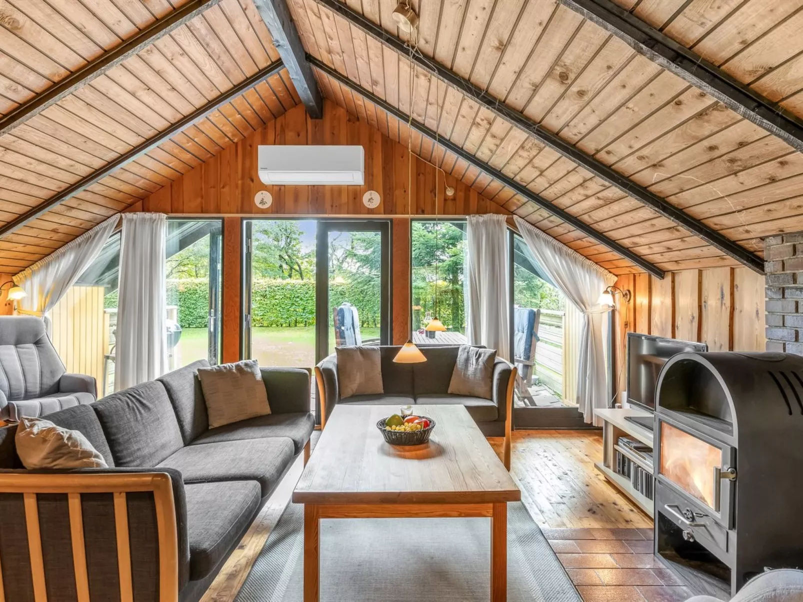 "Amila" - 30km from the sea-Binnen