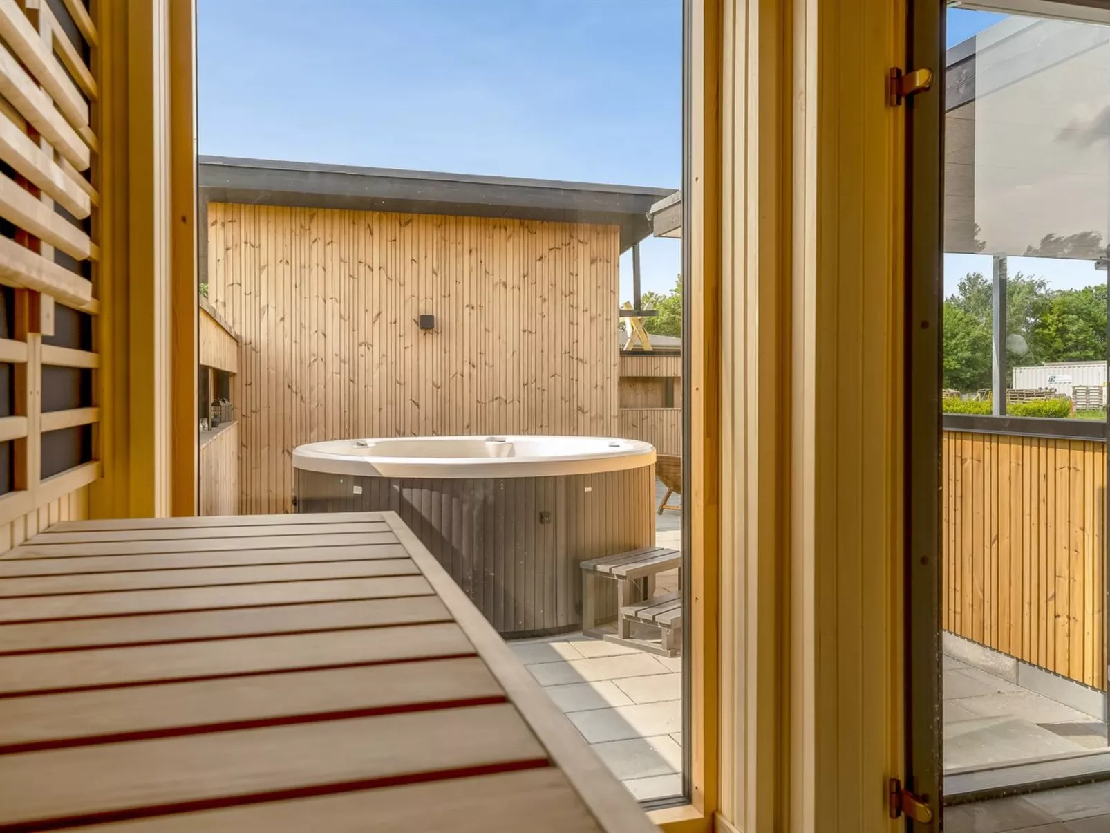 "Elevus" -  from the sea-Binnen