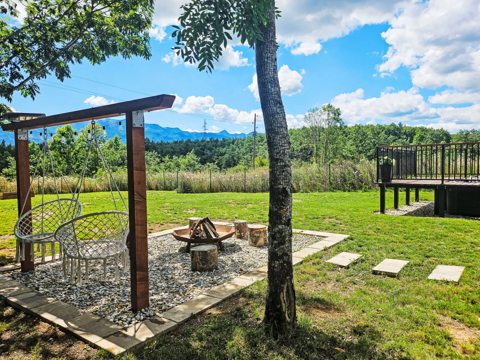 Tomina Koliba Lika-Buiten