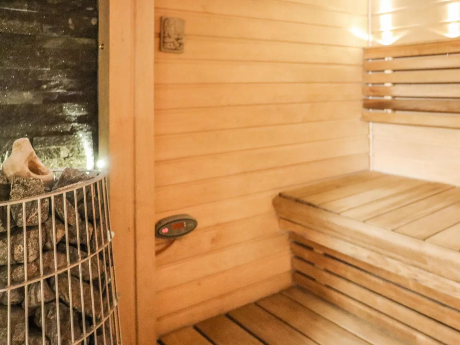 Hyrynpirtti mökki-Binnen