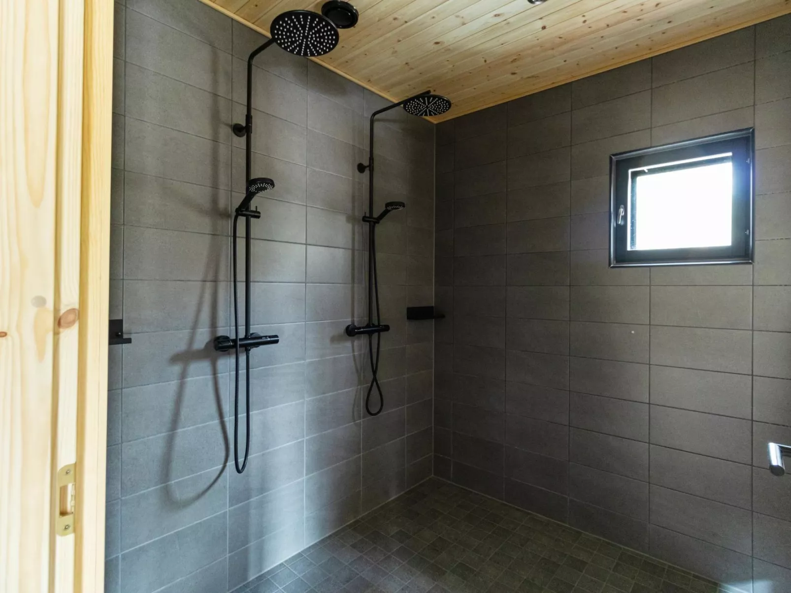 Sallan kuukkeli-Binnen