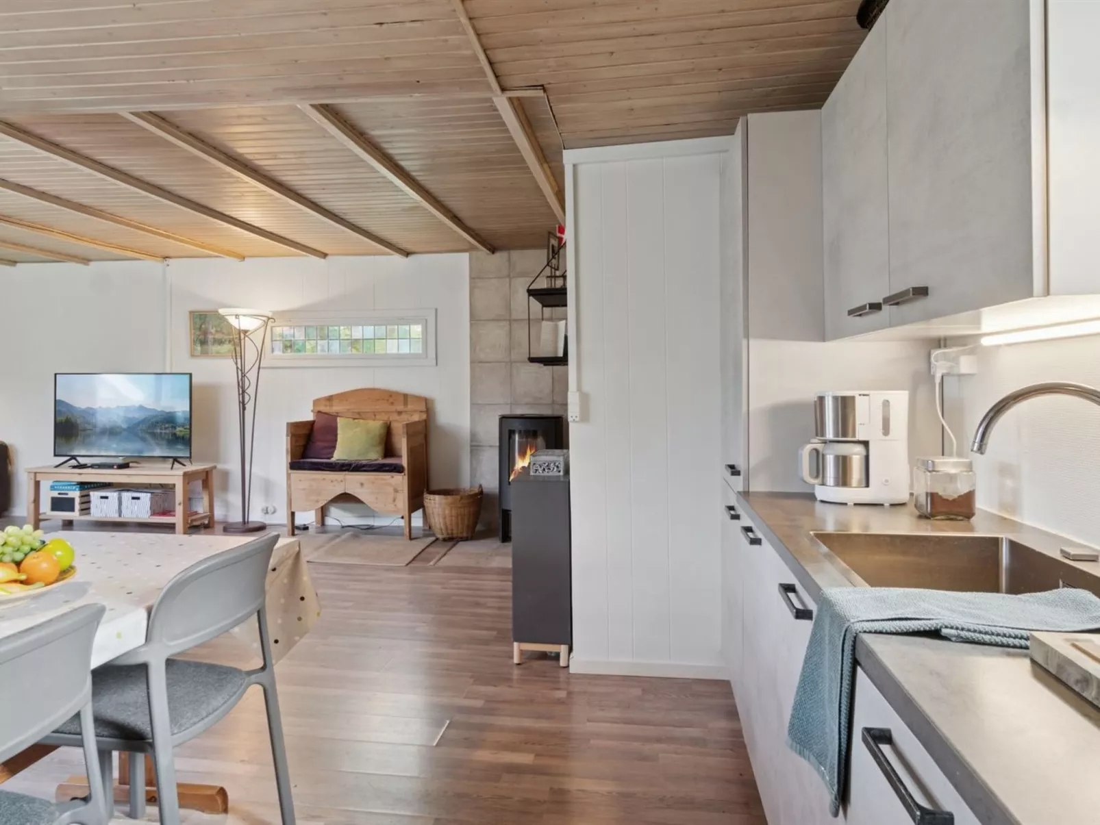 "Keke" - 2.5km from the sea-Binnen