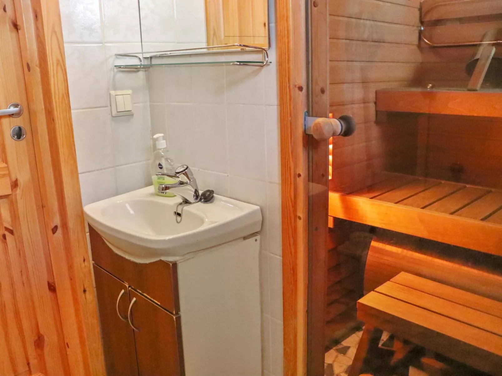 Mukalilla, paritalo sis loppusiivouksen-Binnen