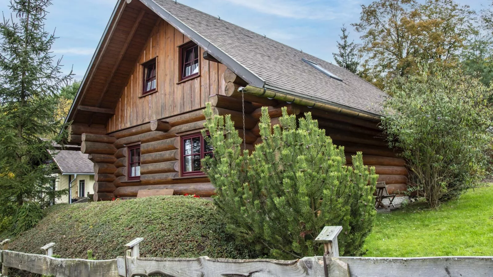 Naturstammhaus-Buitenkant zomer