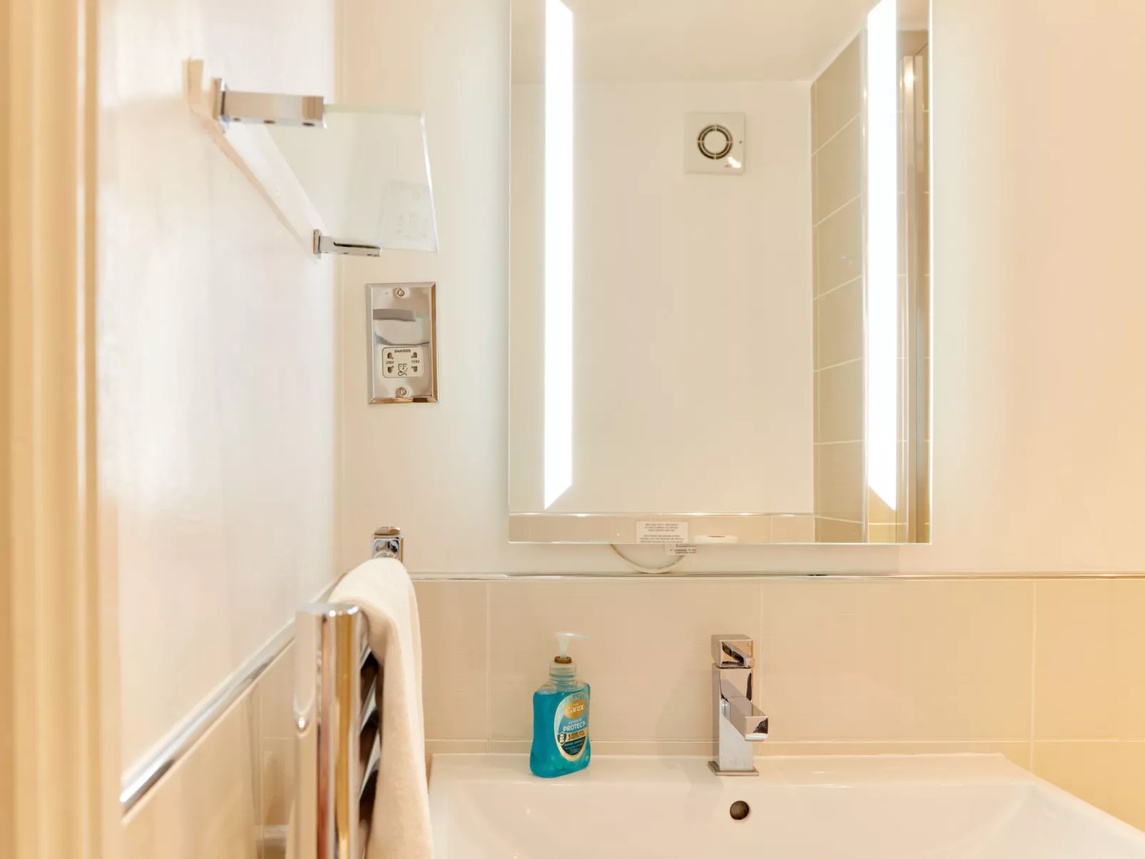 Sunshine Cottage-Binnen