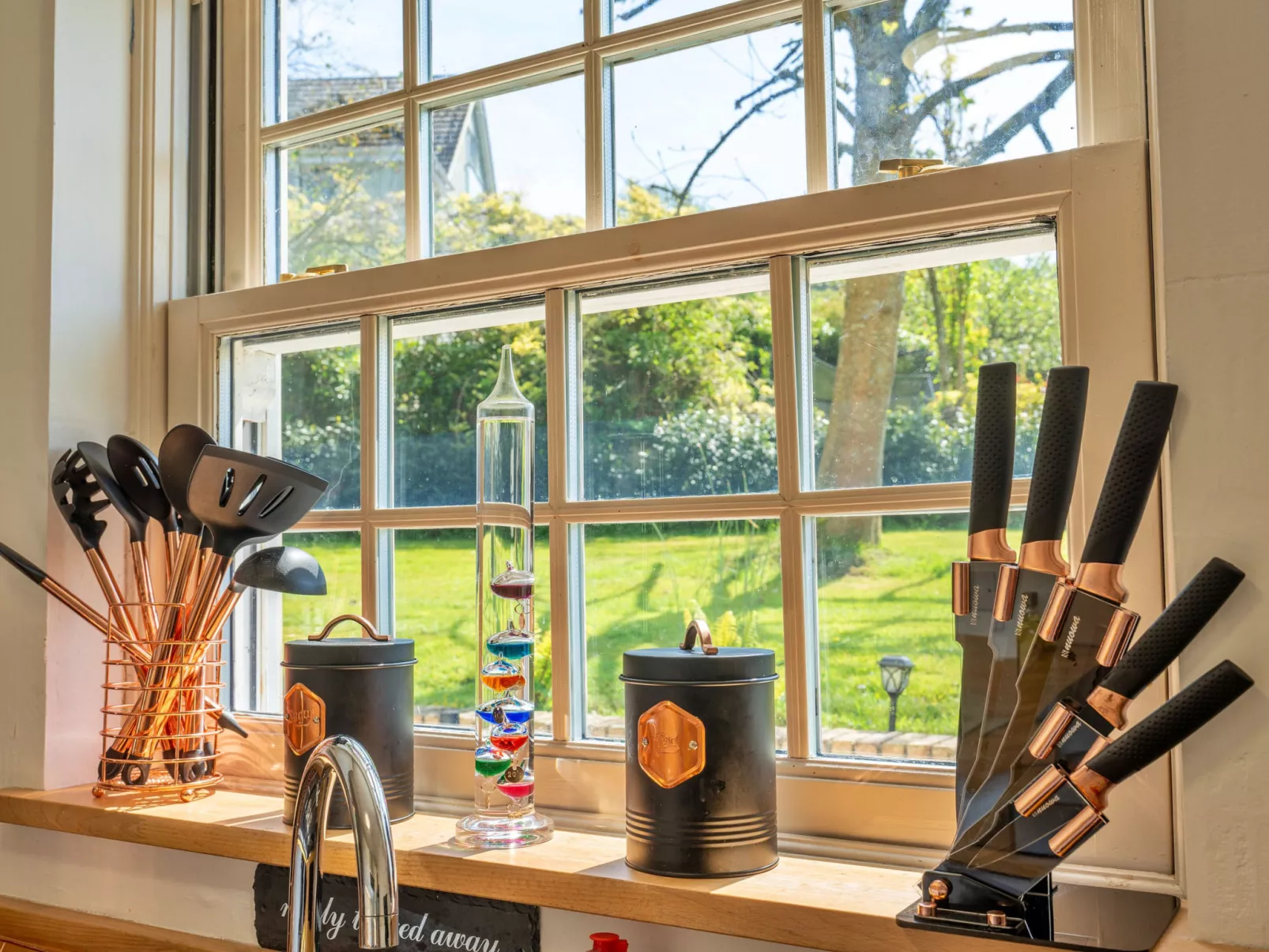 Nicely Tucked Away Cottage-Binnen