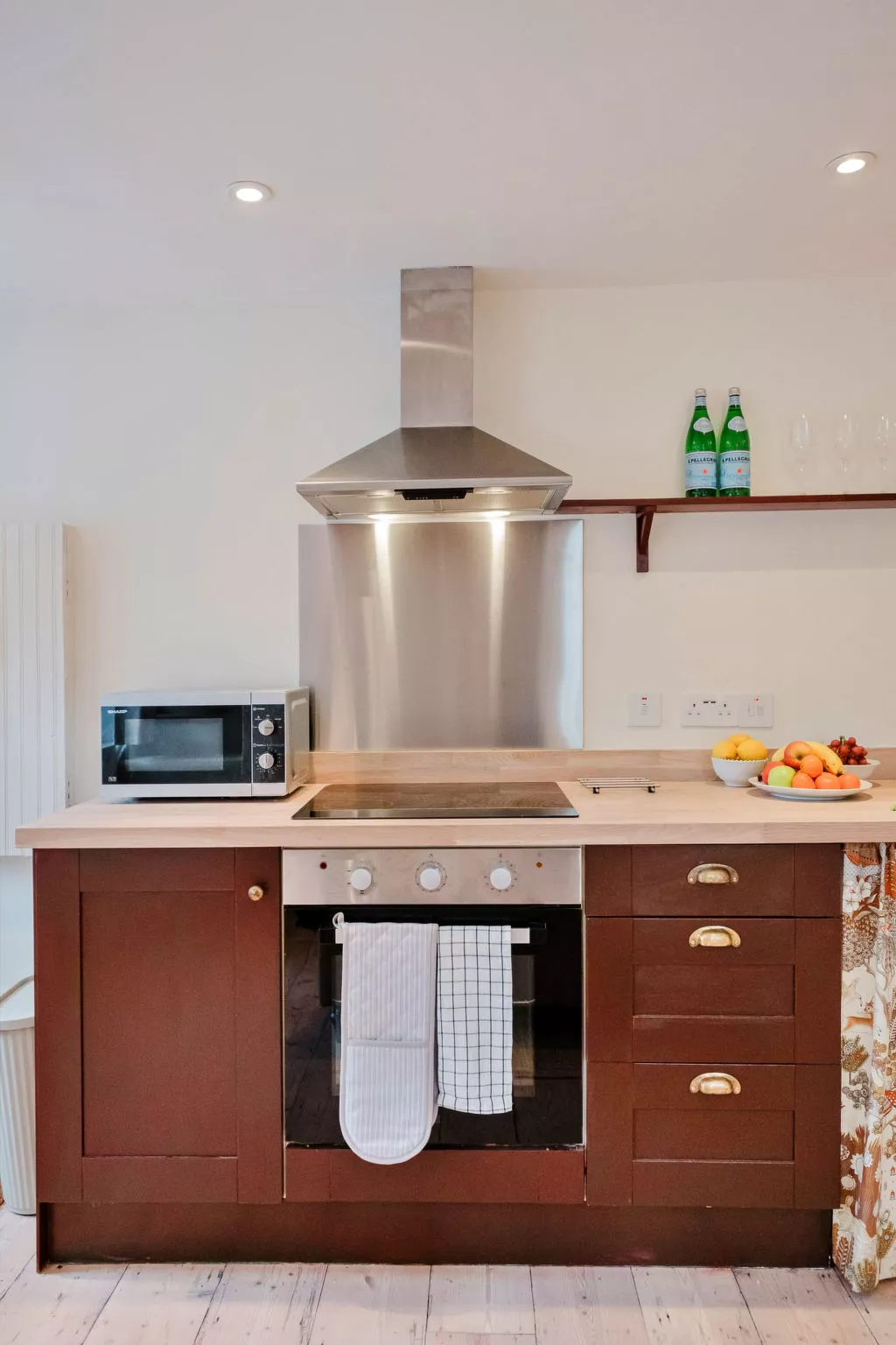 Courtside Cottage-Binnen