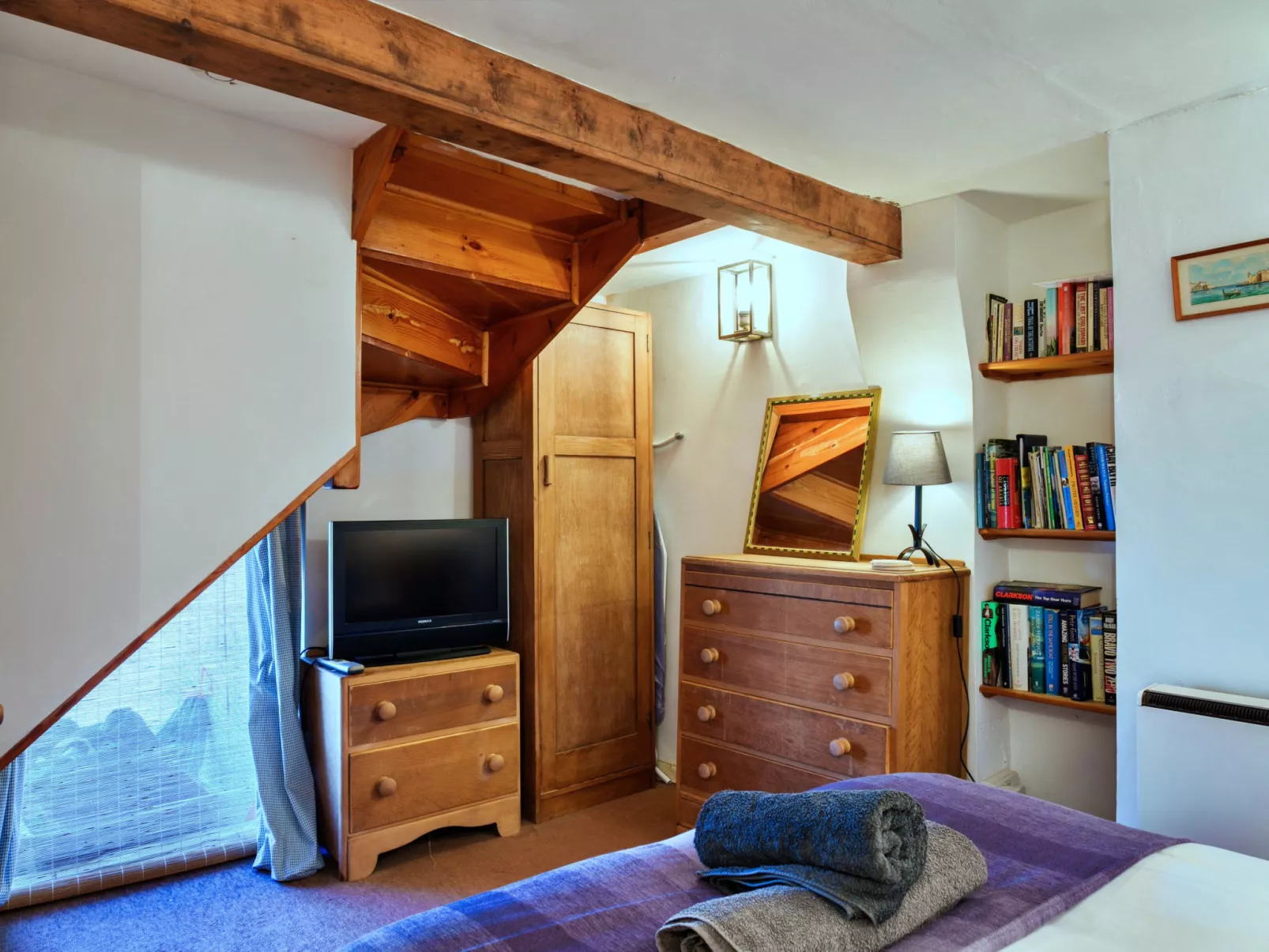 April Cottage-Binnen