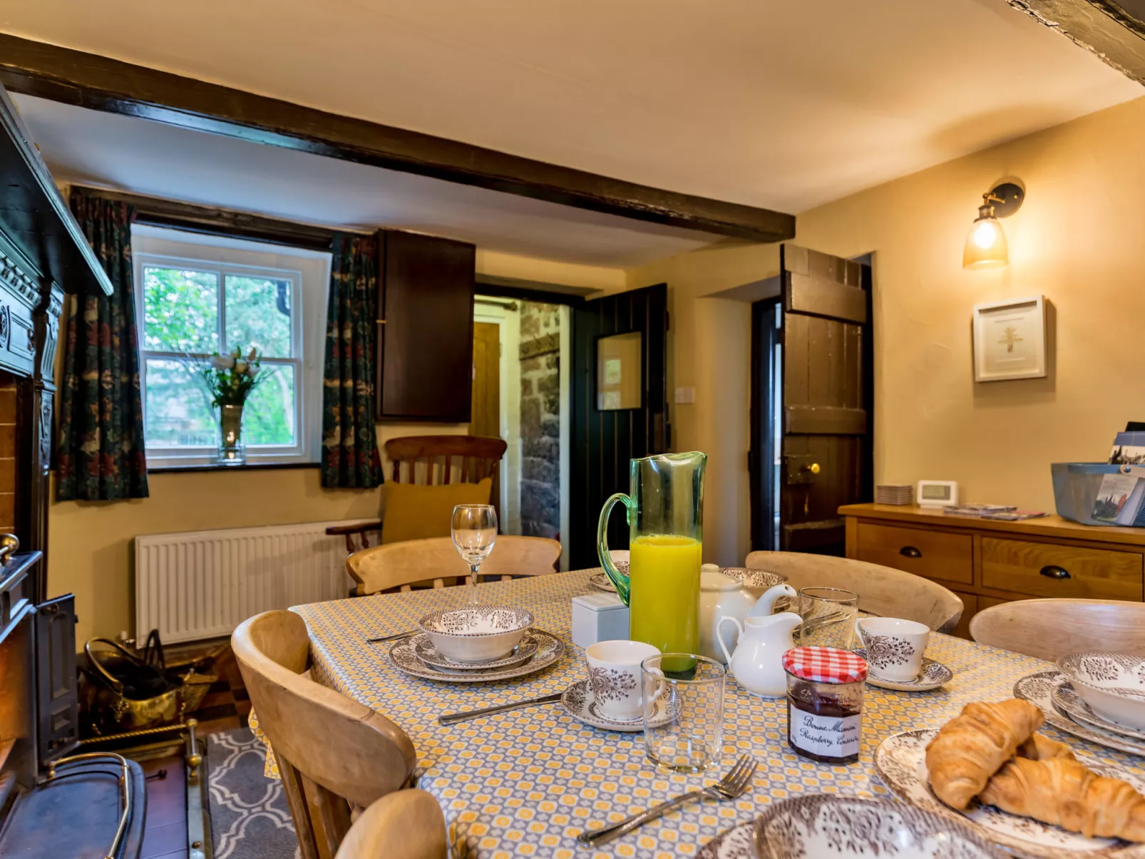 Spring Cottage-Binnen