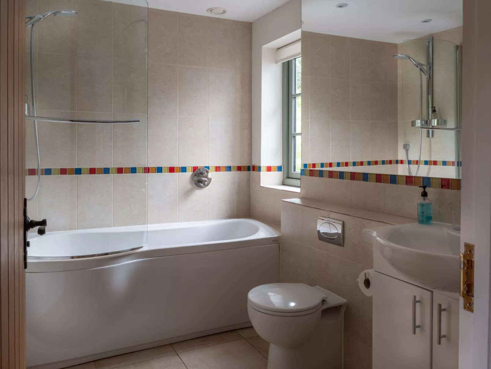 Ryeworth Cottage-Binnen