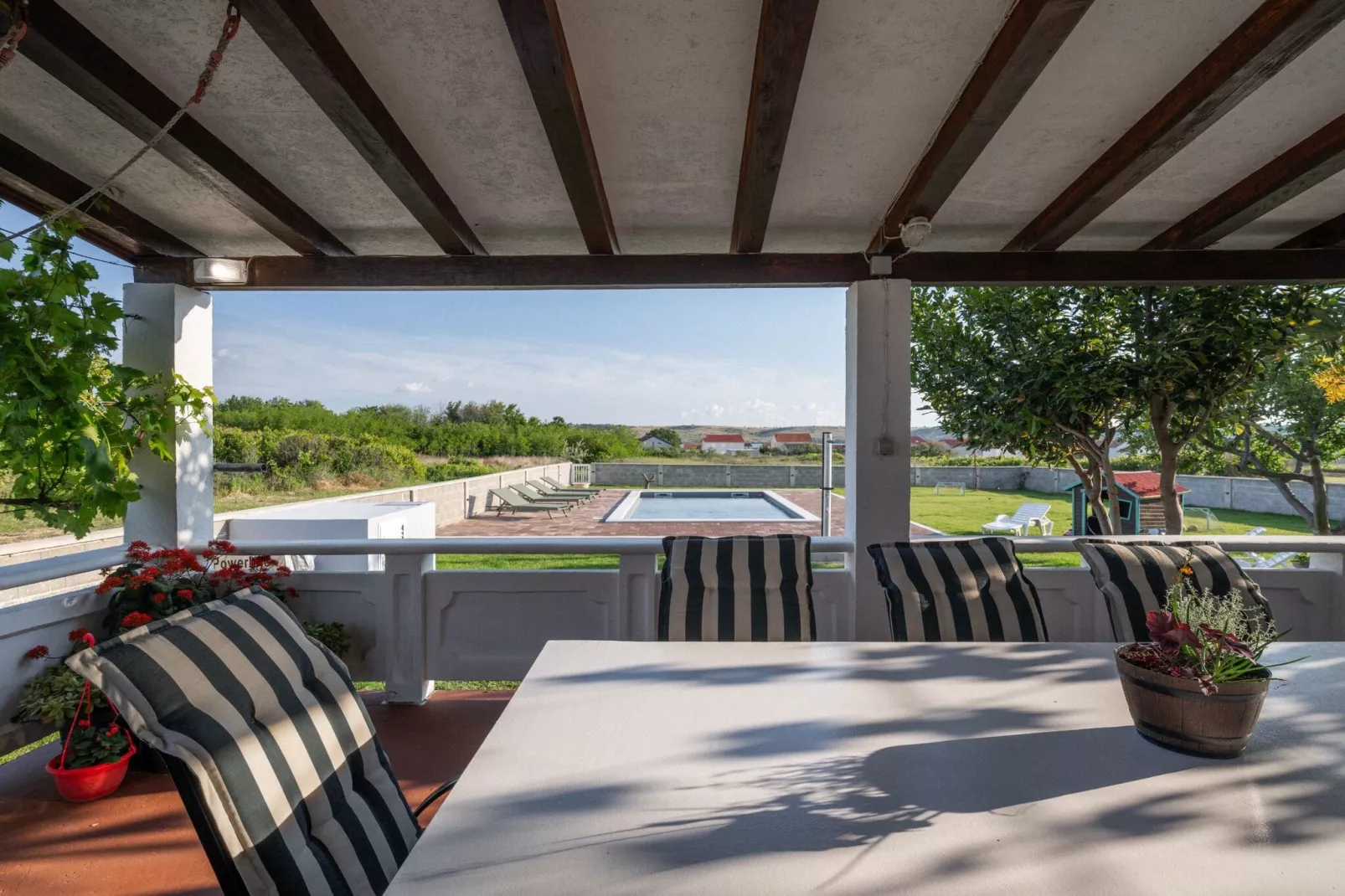 Three-Bedroom House-Buitenlucht