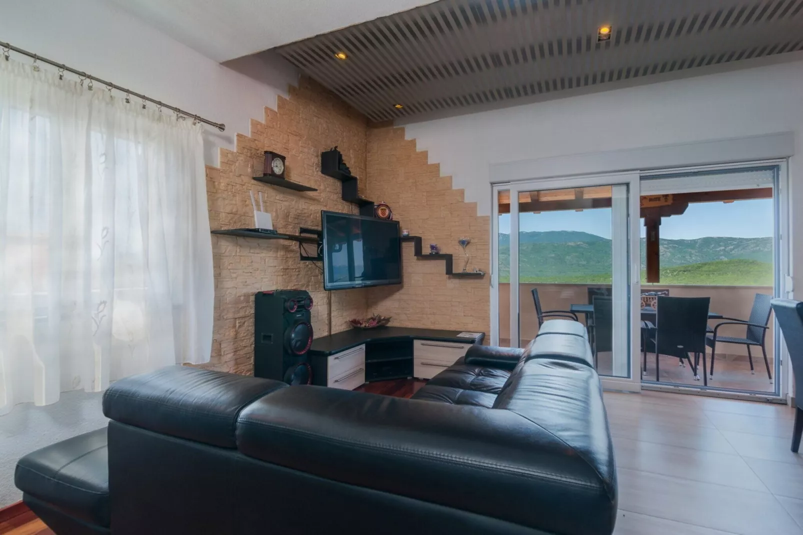 Five-Bedroom Home-Binnen