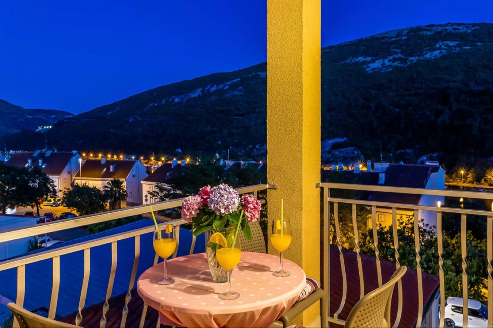 Three Bedroom Apartment with Pool-Terrasbalkon