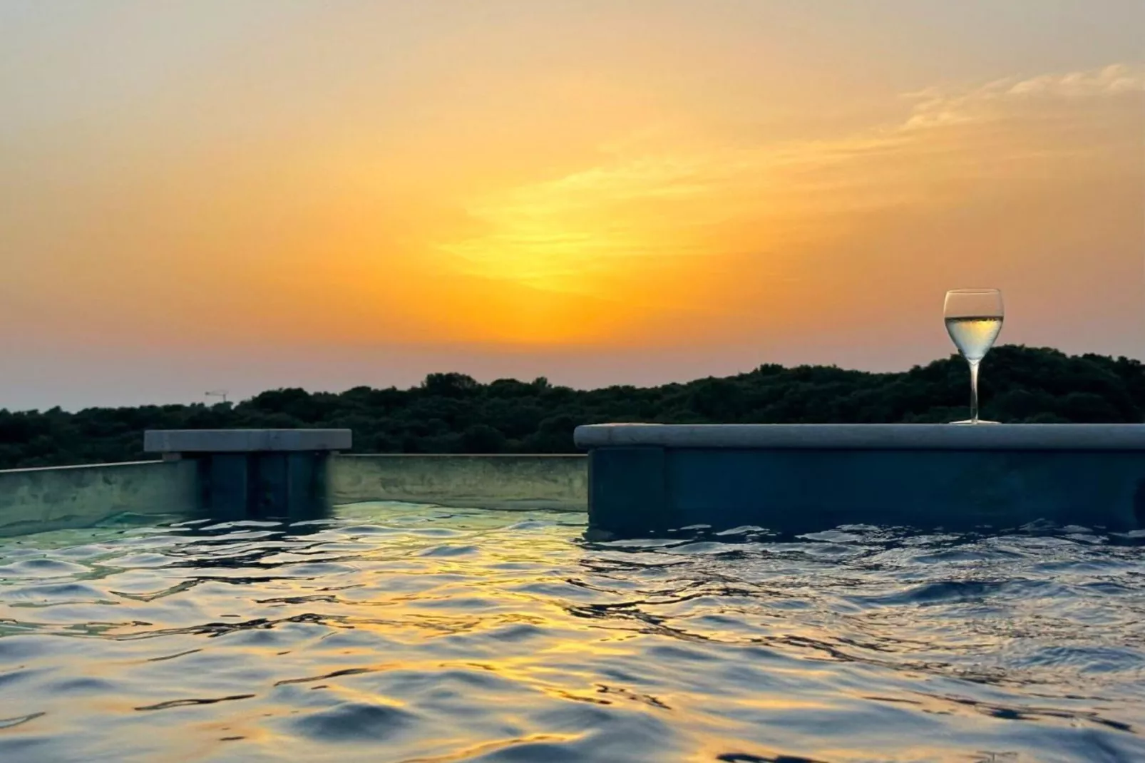 Leonarda Waterfront Residences- Three-Bedroom Penthouse with Infinity Pool (The Skyview Penthouse) - S4-Zwembad