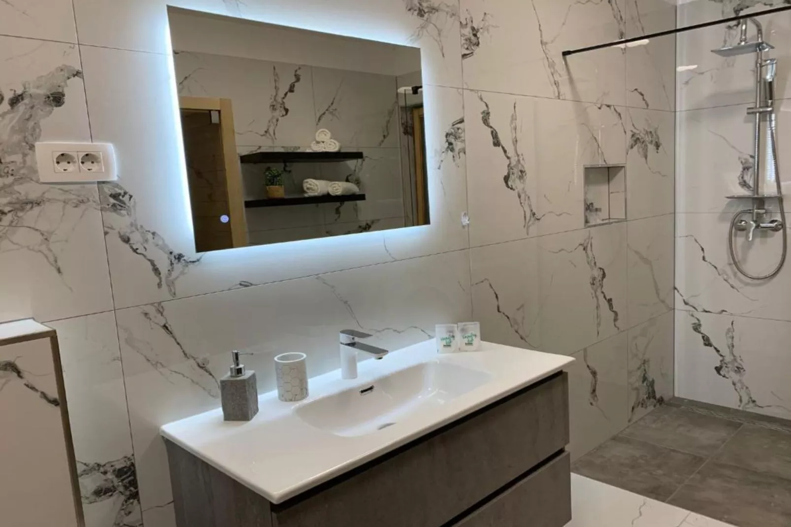 Luxury Apartment Ivo  with Jacuzzi near the beach - Two Bedroom Apartment-Badkamer