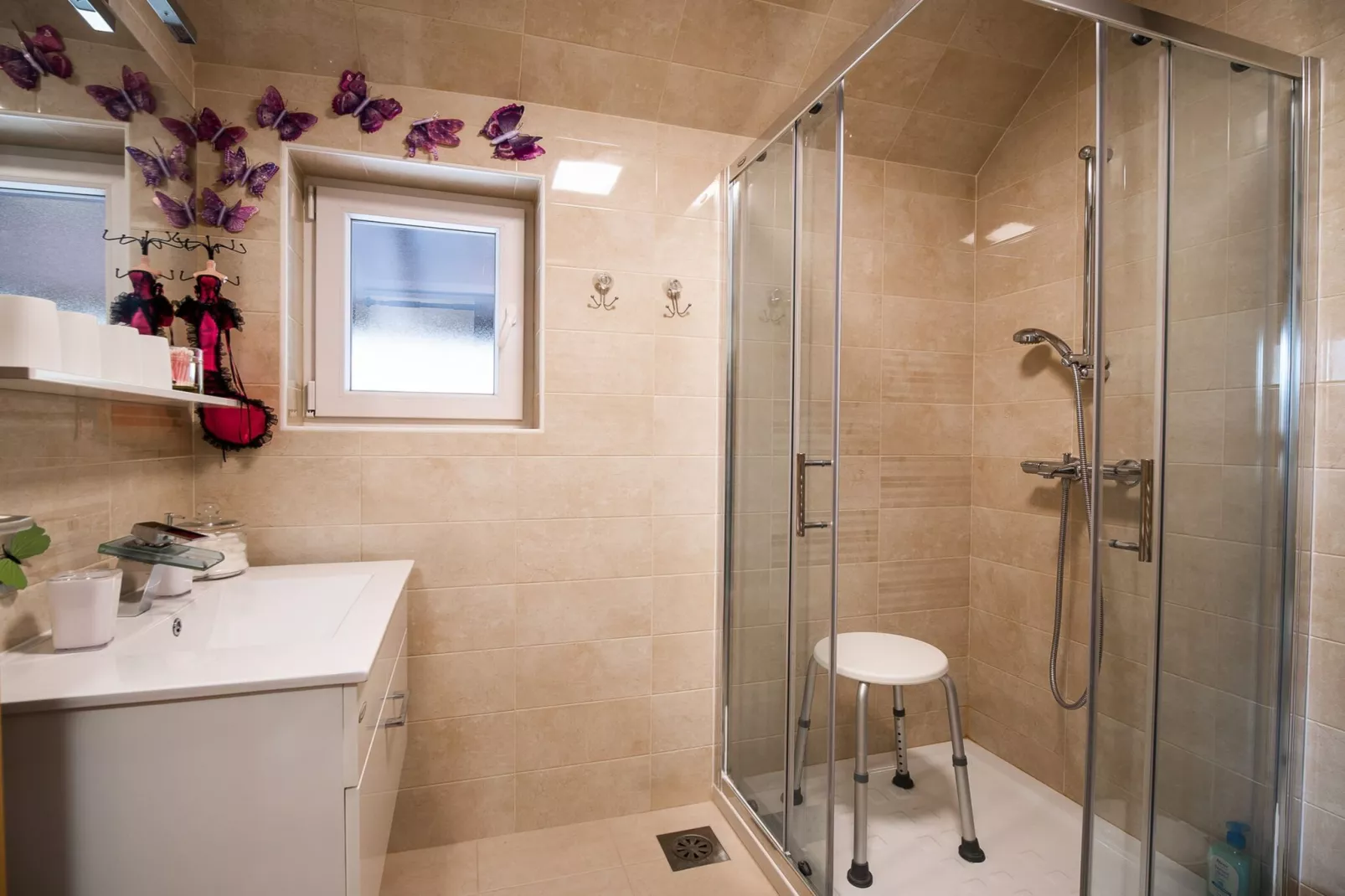 Quiet and Sunny Apartment with Balcony - Two Bedroom Apartment with Balcony-Badkamer