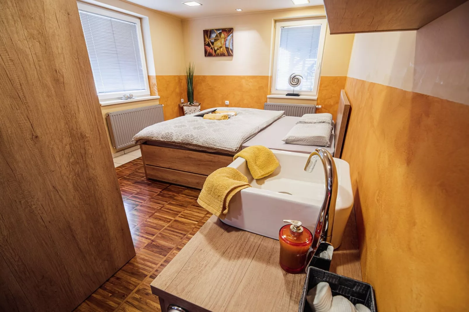 Elegant and Stylish Retreat Apartments with Terrace - Two Bedroom Apartment with Terrace-Slaapkamer