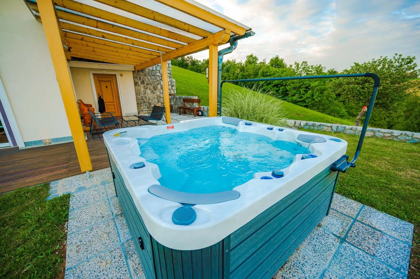 Secluded Escape Hilltop Villa with Hot-Tub - Two Bedroom Villa with Hot-Tub-Spa
