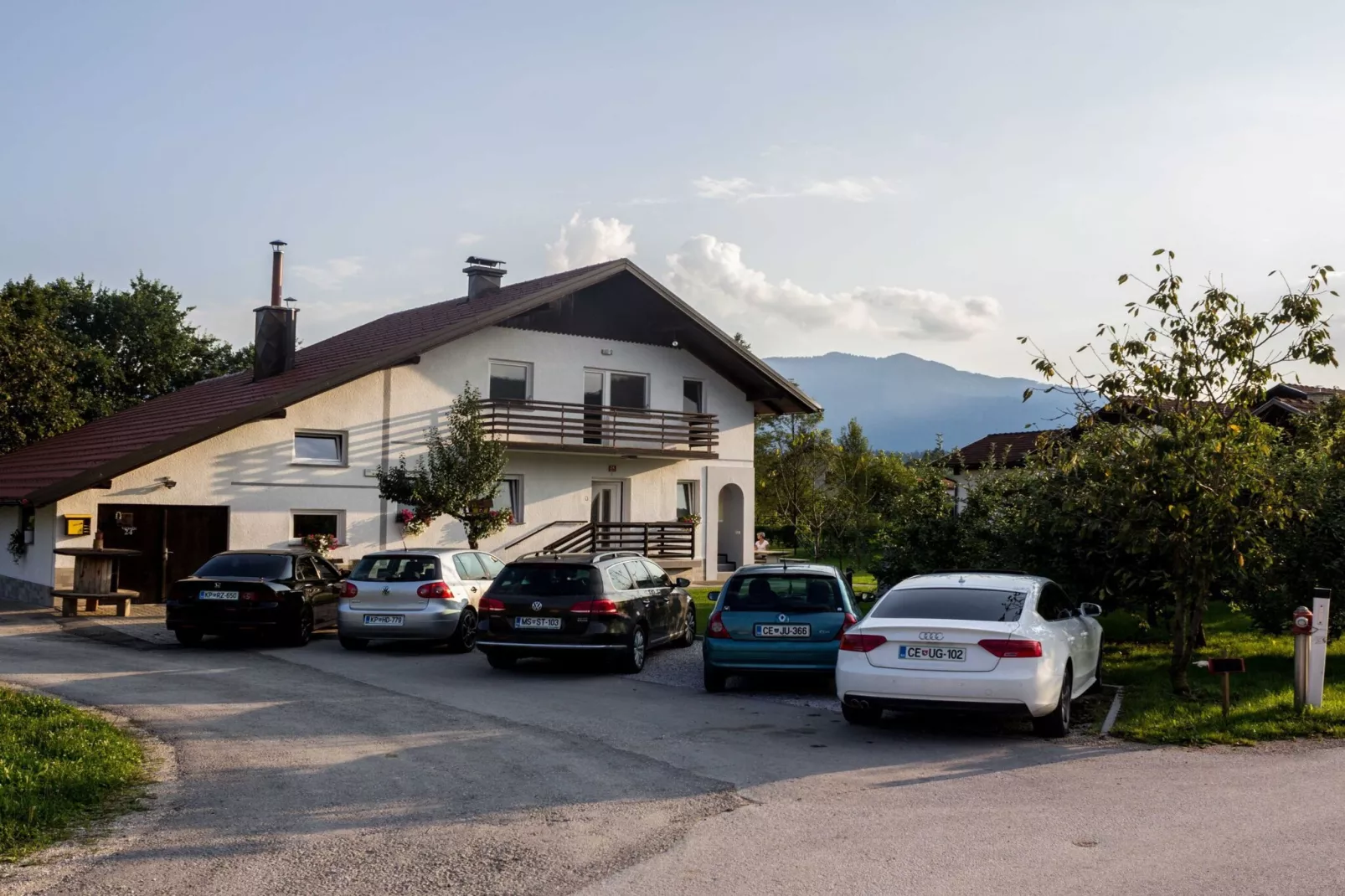 Cozy Holiday Home with Garden, BBQ, and Outdoor Dining Area in Rečica ob Savinji - Two Bedroom Apartment-Buitenlucht