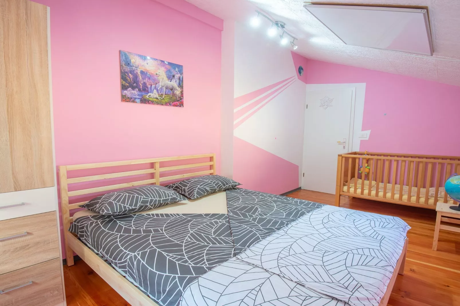 Family-Friendly Serene Retreat Holiday Home - Four Bedroom Holiday Home  with Terrace-Slaapkamer