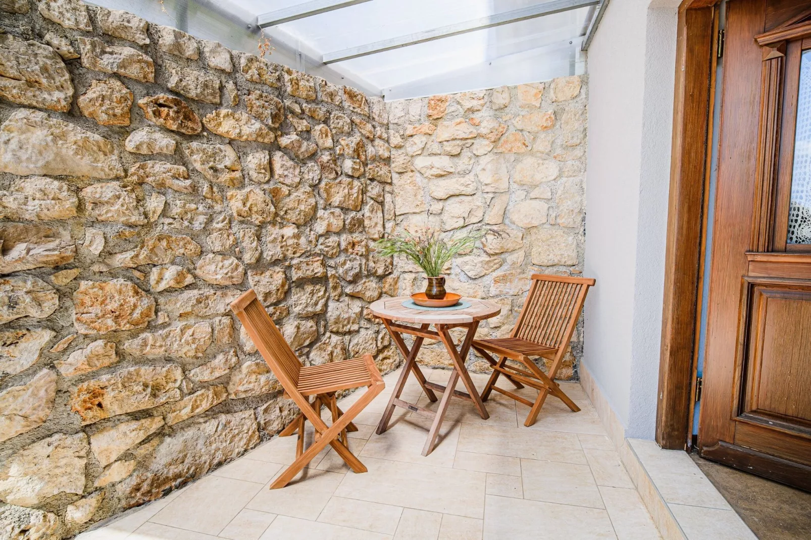 Hidden Authentic Haven Apartments - One Bedroom Apartment with Terrace-Buitenlucht