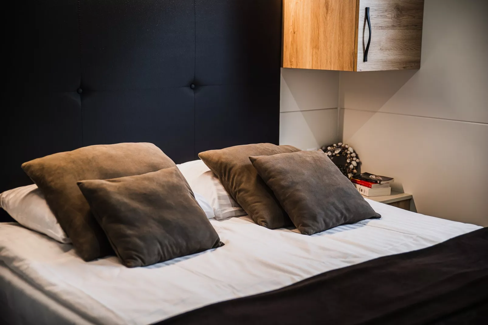 Lake Serenity Premium Mobile Homes with Thermal Riviera Tickets - Three Bedroom Mobile Home 15\/029 - Slaapkamer