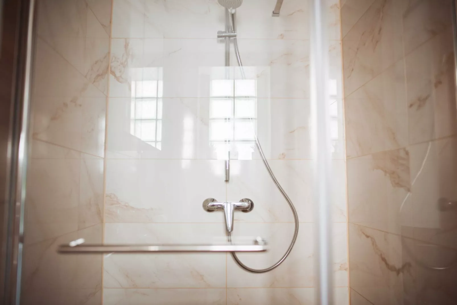 Cozy Holiday Home with Fireplace and Scenic Hills in Bistrica ob Sotli - Two Bedroom Holiday Home-Badkamer