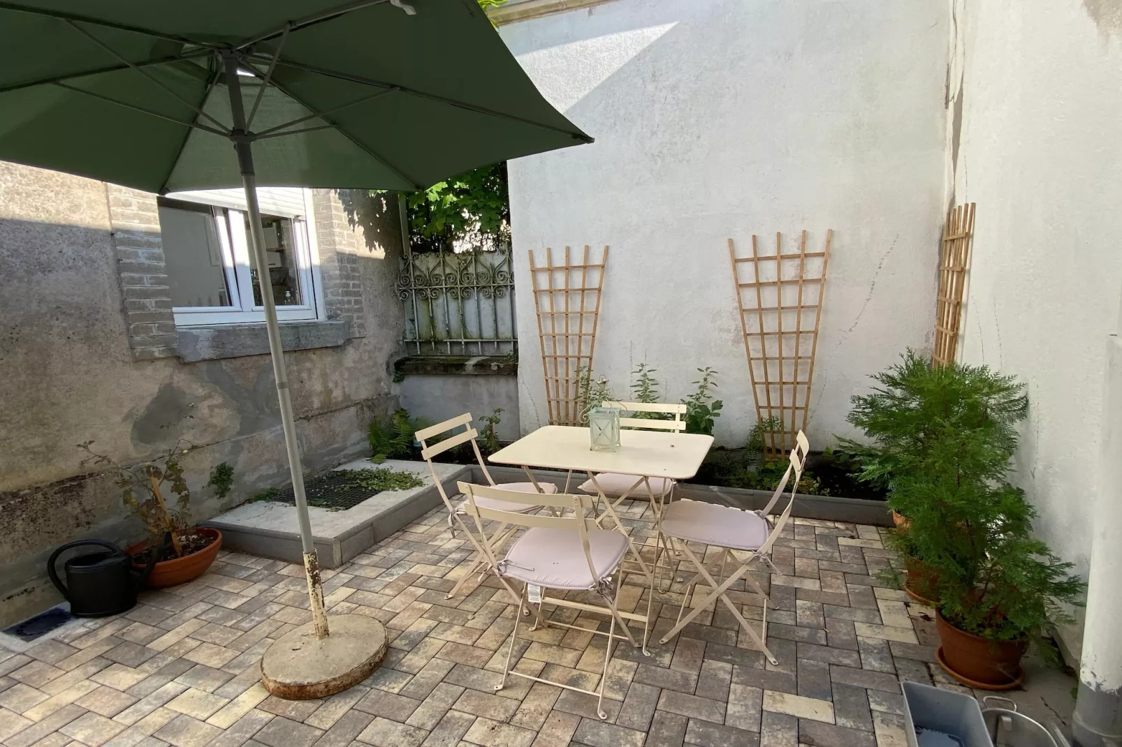 Appartement avec la petite cour-Tuinen zomer