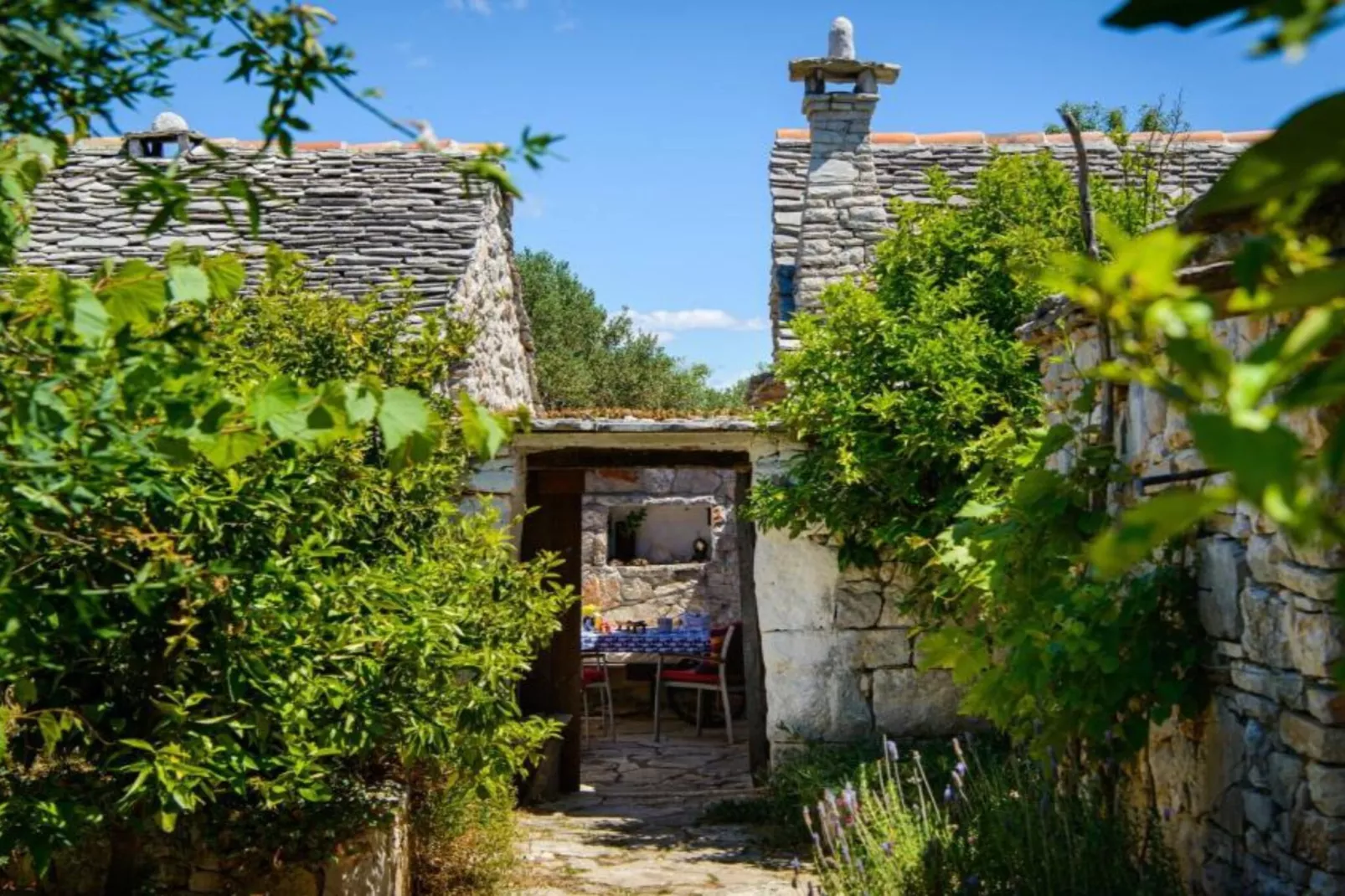 Romantic Stone House and Yard Near Stunning Beach - Two Bedroom Holiday Holiday Home  with  Patio and Terrace-Buitenlucht