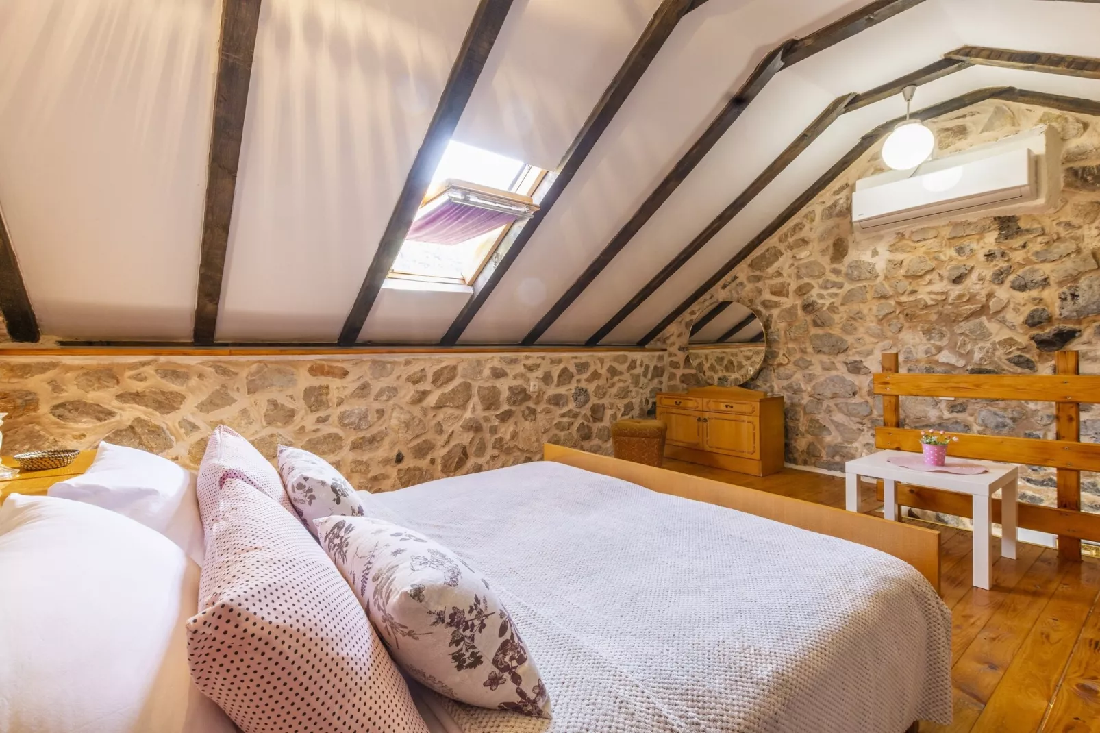 Rustical Resort Kokorići with Shared Outdoor Swimming Pool - One Bedroom Apartment with Terrace-Slaapkamer