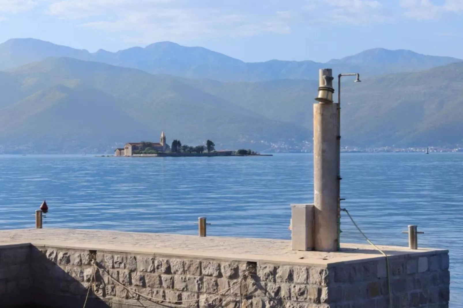 Beachfront Escape – Steps from the Crystal-Clear Sea - One Bedroom Apartment 2-Buitenlucht