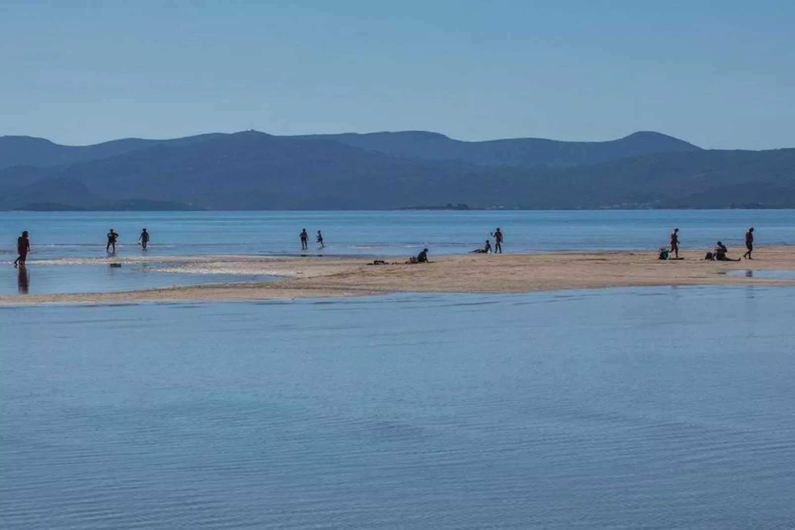 One-Bedroom Apartment With Lake View-Sfeer