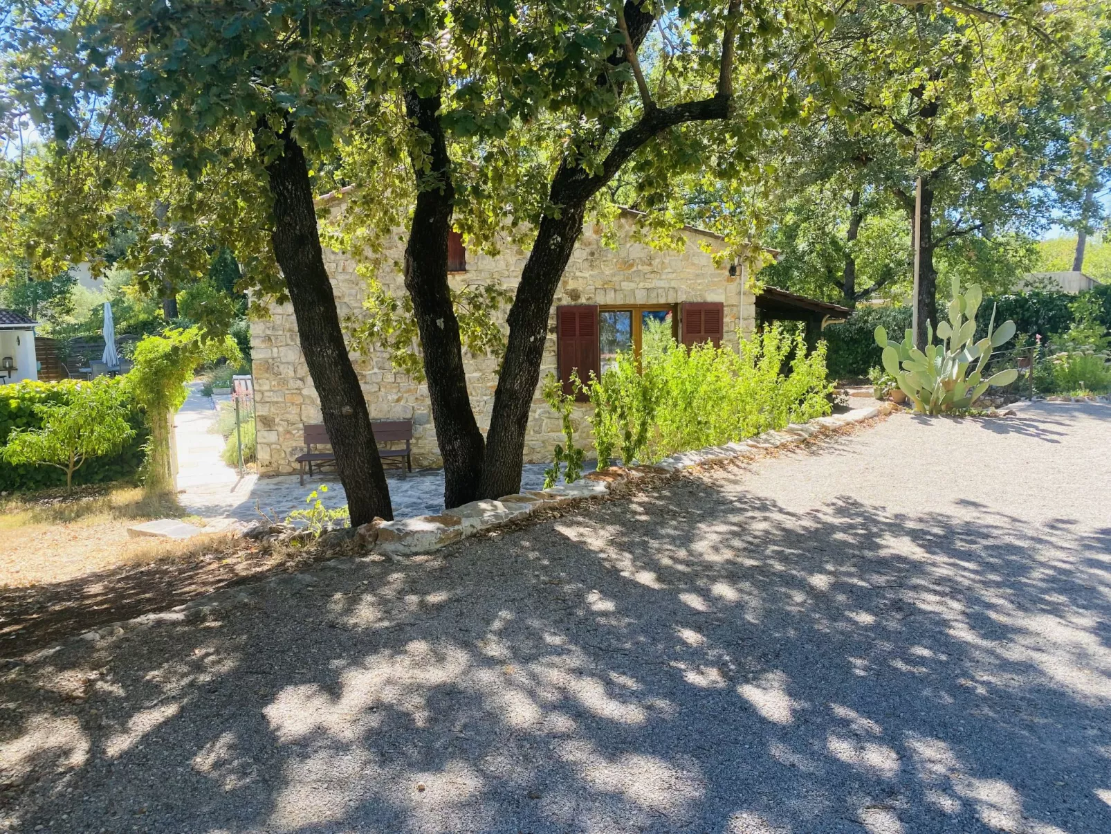 Les Pierres Fleuries-Buiten