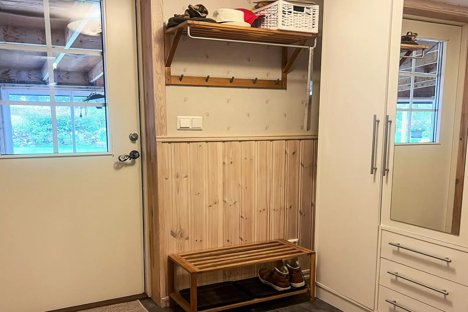 Charmant huisje aan het Sjunnaryd-meer-Binnen