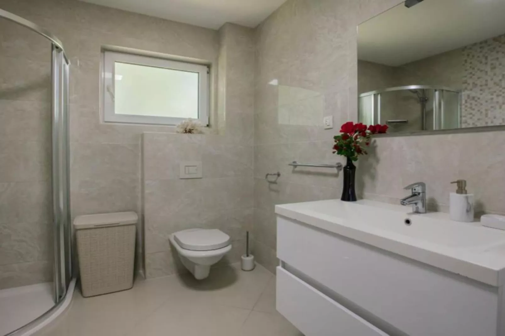 Beautiful Haven Villas - Villa Ante with Outdoor Pool-Badkamer