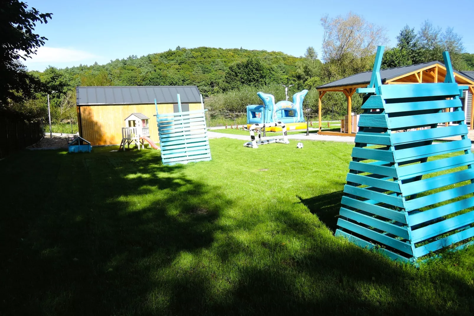 Turkusowa osada Wapnica-Tuinen zomer