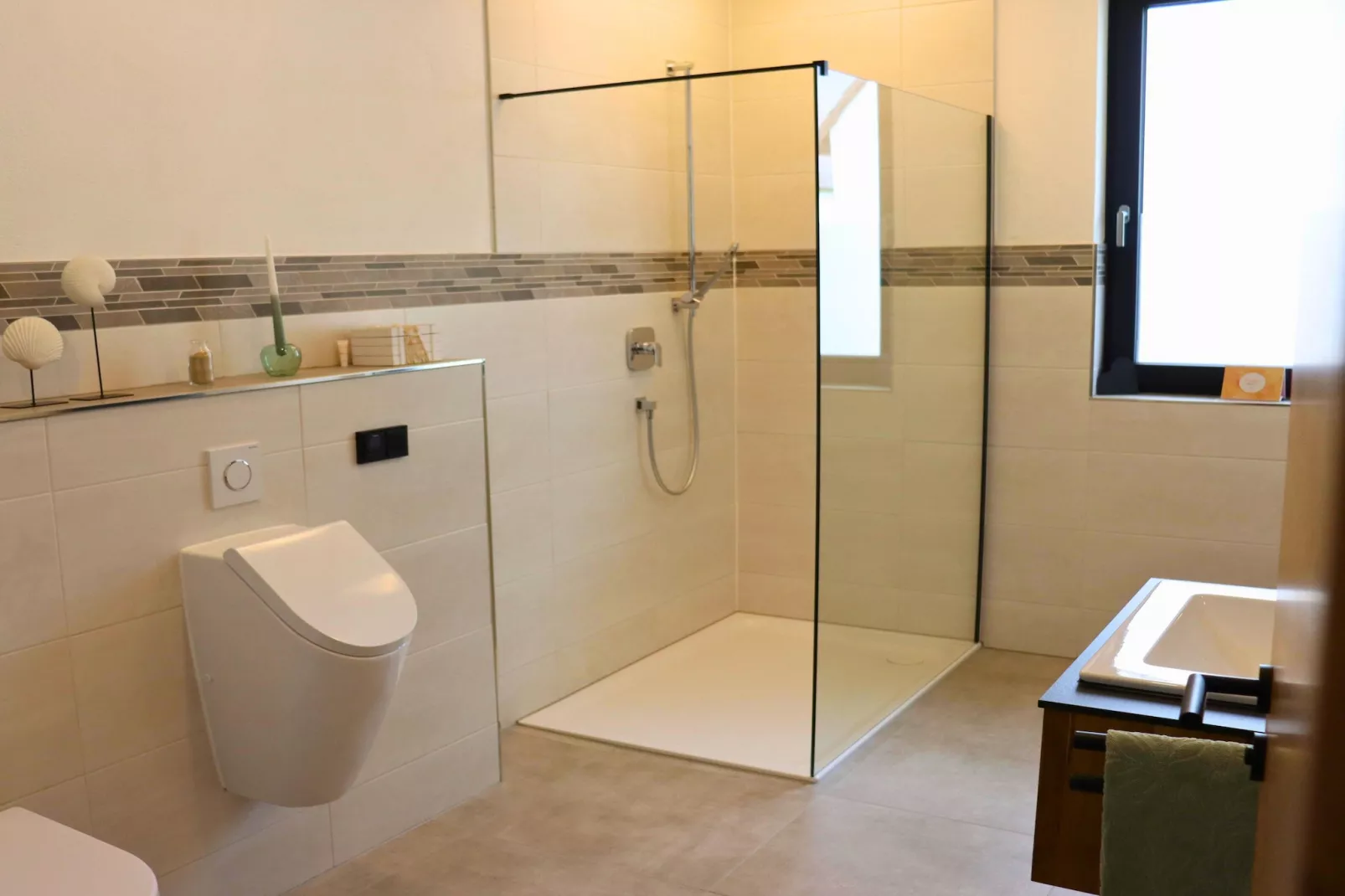 Eifel-Finca mit Whirlpool und Gartenlounge-Badkamer